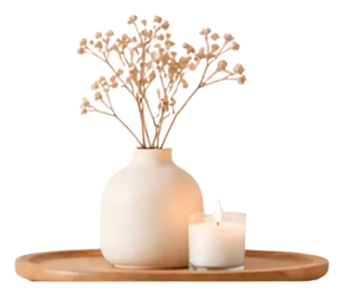Vaso com flores secas e vela acesa
